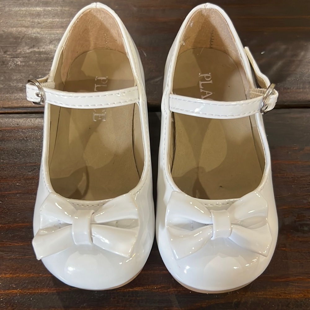 Children’s Place white patent leather w bow sz 6